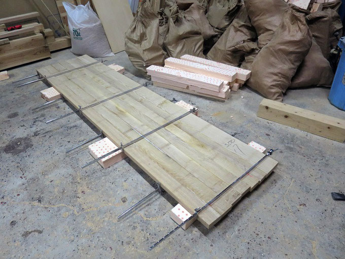 タモを矧ぎ合せてキッチンのカウンターを下小屋で製作しています