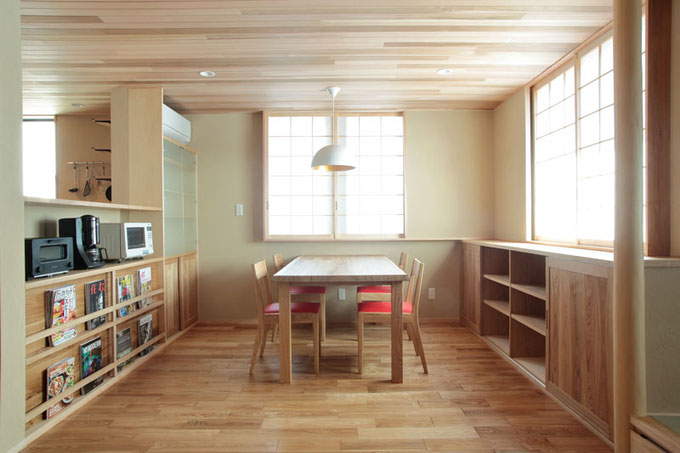 窓には引き込みの障子を取り入れることで部屋全体がすっきりします