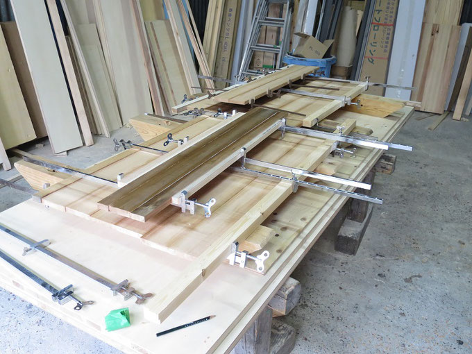 木取した秋田杉を矧ぎあわせて鏡板を製作中