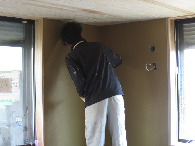 壁に珪藻土を塗っています