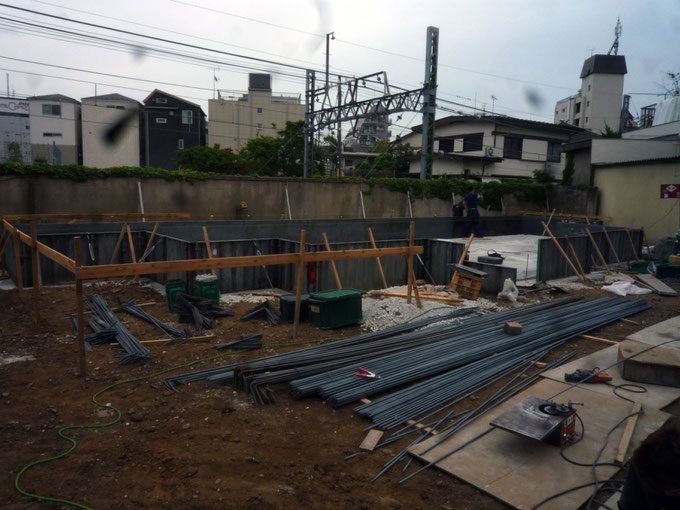 ベタ基礎工事は鉄筋と型枠を取り付けます