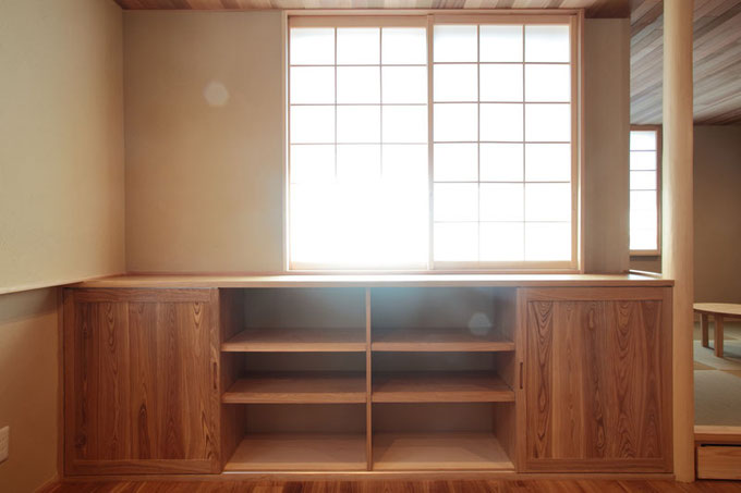 大工手造りのタモの作り付け家具