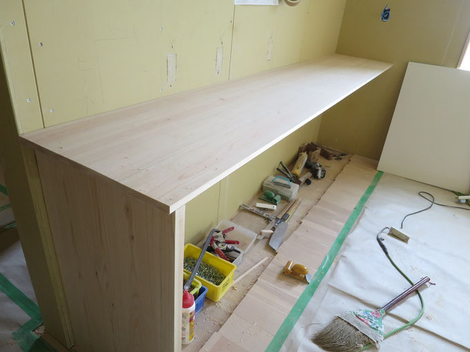 キッチンの造作家具の取付です
