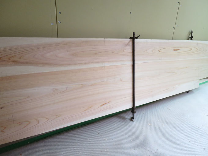 桧の家具のカウンターの矧ぎ合せ中