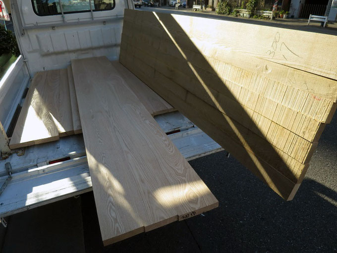 下小屋でのタモ矧ぎ合わせの作業が終わり製材工場で寸法を合わせます