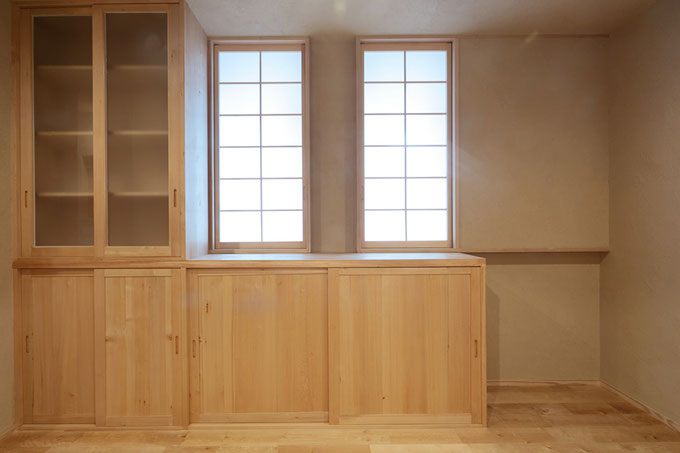 ダイニングにある造作家具は黄色みを帯びた色が特徴の木曽ヒバを使用して落ち着いた雰囲気に