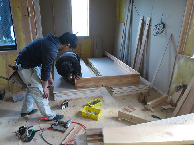 サッシ額縁組立作業です