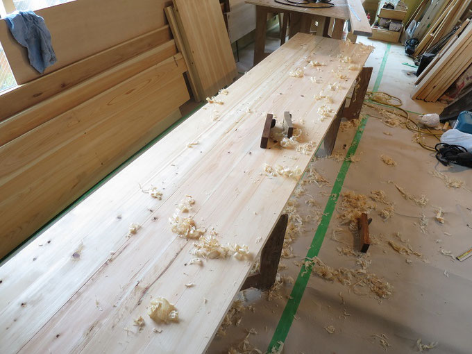 矧ぎあわせた造作家具のカウンターをカンナで仕上げます