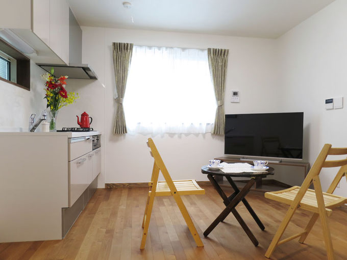お母様のご希望で1階の部屋はガス床暖房を配置して冬は暖かく過ごせます。 フローリングには目にもあたたかい黄褐色でやさしい木目が特徴の床暖房対応の無垢バーチを使用
