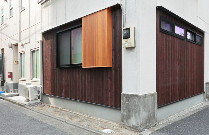 外壁は焼杉を使用して落ち着いた上品な雰囲気になっています