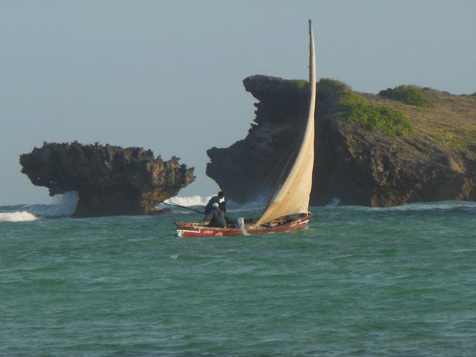 Bahía de Watamu, barco de pesca con pescadores frente al arrecife de coral