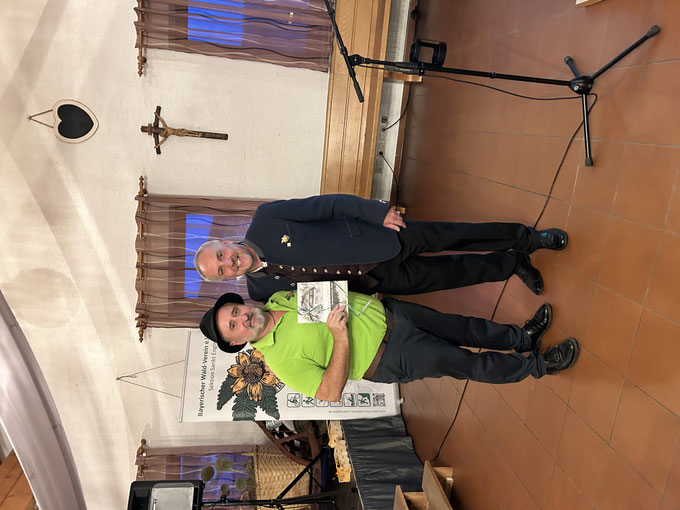 Markus Kerner überreicht Guido Haimerl als Geschenk ein Buch über das Buchender Schachtenhaus (Foto: Kerstin Bathon)