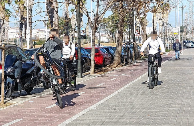Ver como actúan chavales jóvenes comportándose como gamberros sin la menor educación y respeto hacia los peatones por el barrio de Nou Campanar da pena.