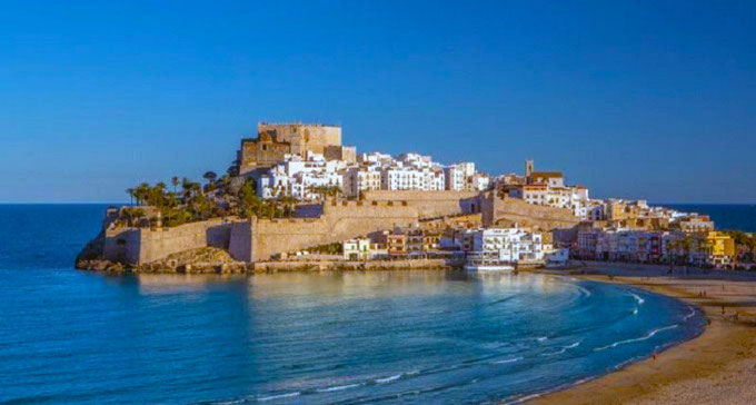 La Playa Norte de Peñíscola es la playa más emblemática de la provincia de Castellón. Con una extensión de 5 kilómetros de arena fina y dorada.