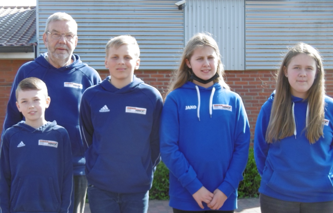 Jugendtrainer Günter Kaul mit seinem erfolgreichen Schützennachwuchs: Fabio Steffens (von links), Hendrik Meyer, Johanna Hinck und Celine Treudler. Foto: Schützenverein Lamstedt.