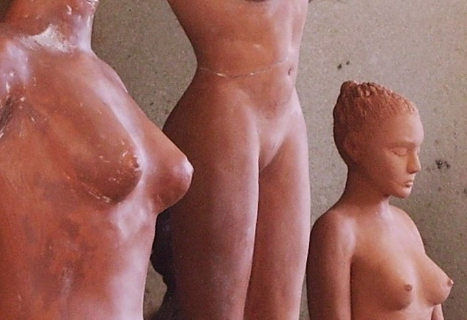  esculturas de arcilla de mujeres desnudas y parejas. estudios de desnudos femeninos en terracota. .nouveausculpteur