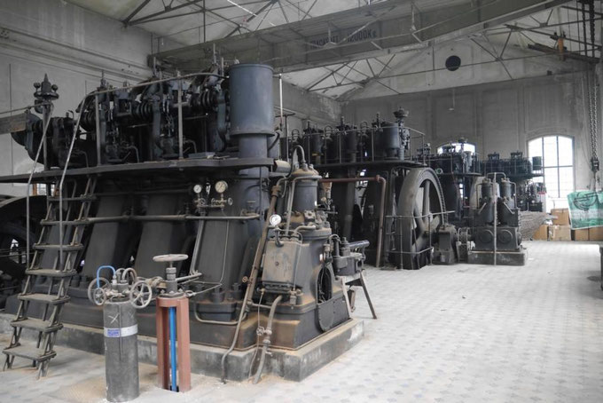 Frühere Dieselkraftwerkshalle (Dieselzentrale) in Schwechat, vier Dieselmotoren der Grazer Waggon- & Maschinen-Fabriks-Aktiengesellschaft