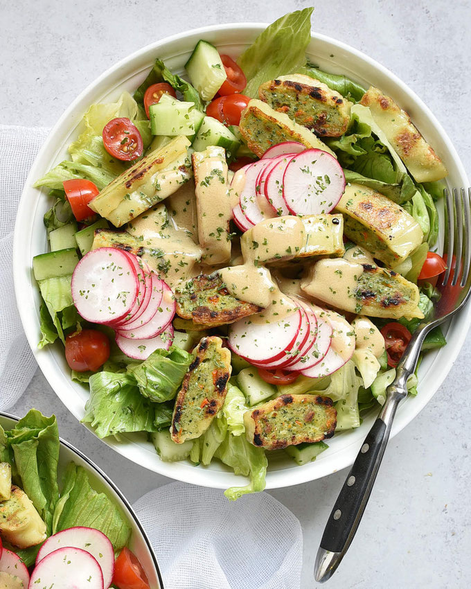 Maultaschen Salat mit Joghurt Honig Senf Dressing Rezept