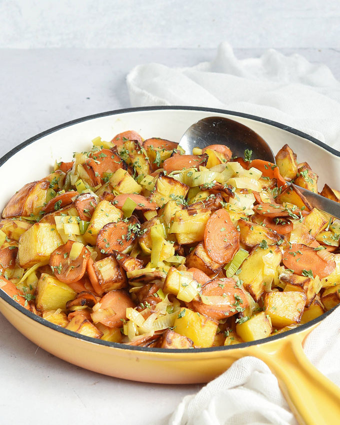 Kartofel Lauch Pfanne mit karamellisierten Möhren und Honig Senf Marinade - Rezept