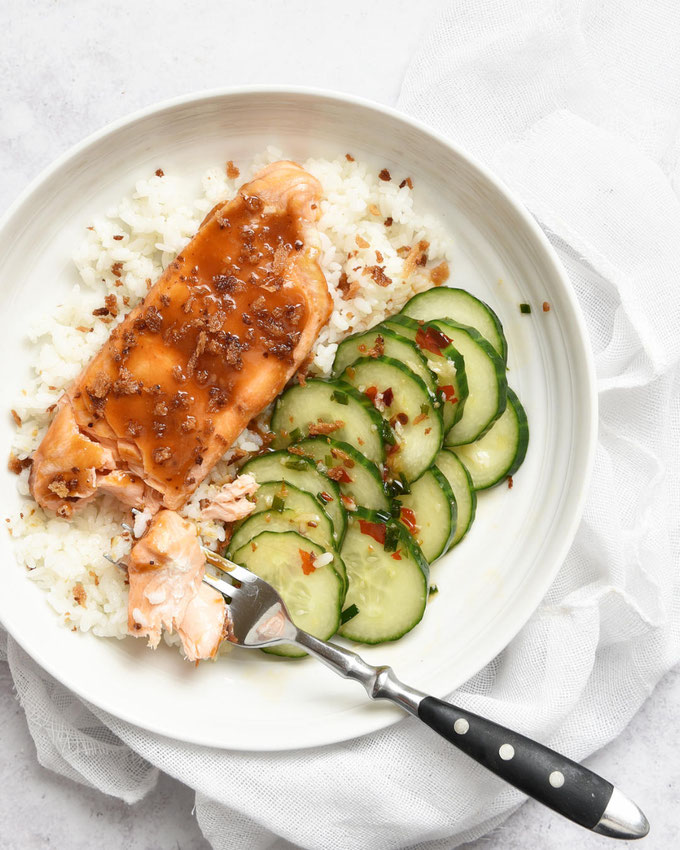 Asia Lachs Bowl mit Reis und Gurkensalat, Teriyake Marinade und Sweet Chili Soße Dressing
