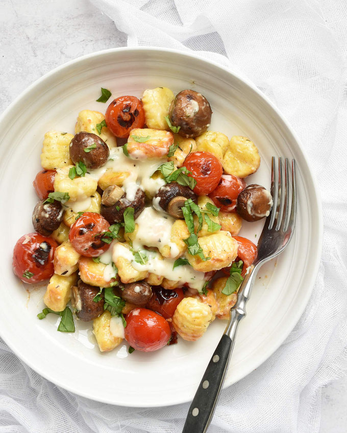 Gnocchi Pfanne mit Weißwein-Parmesan-Soße mit Pilzen und geschmorten Tomaten
