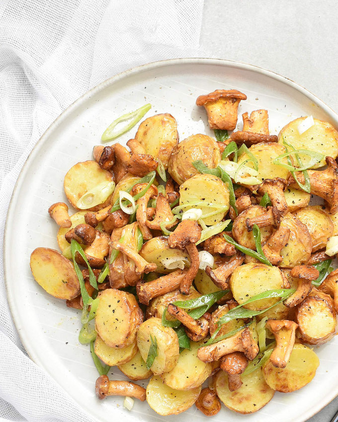 Lauwarmer Kartoffelsalat mit gebratenen Pfifferlingen