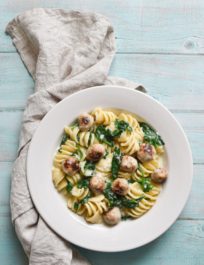 Pasta in Sahne-Soße. Mit Spinat und Bratwurstklößchen. - mix dich ...