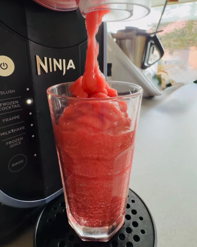 Aperol Erdbeer Slushie aus der Ninja Slushie Maschine Rezept