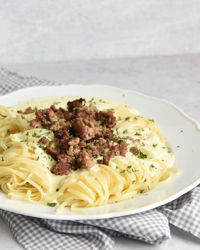 Spaghetti in cremiger Knoblauch Käse Soße mit Hack