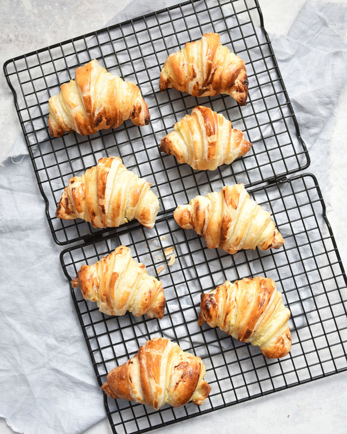 Croissants mit Käsekuchenfüllung einfach und schnell gemacht mit Pizzateig und Blätterteig
