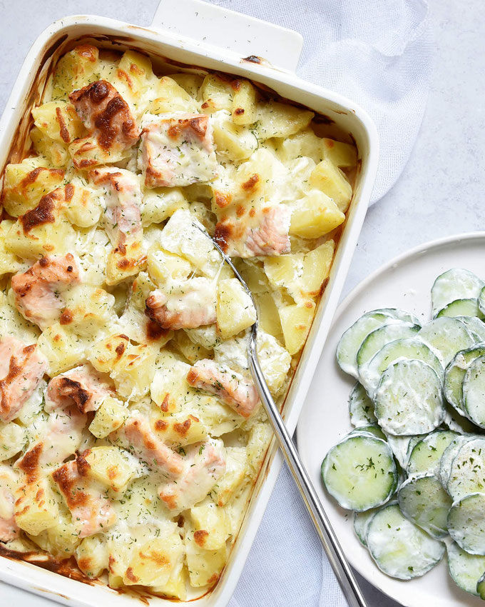 Kartoffel Lachs Auflauf mit Frischkäsesoße und Gurkensalat Rezept