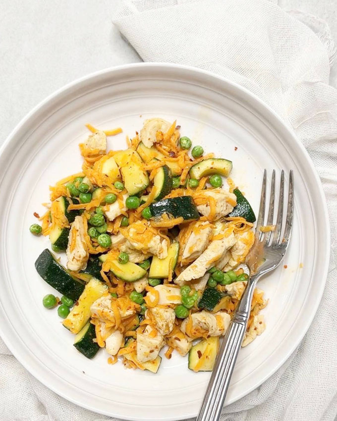 Asia Möhren Salat mit knackigen Zucchini und Hähnchen oder Tofu Rezept, als After Sport Dinner, Feierabendküche nach dem Sport