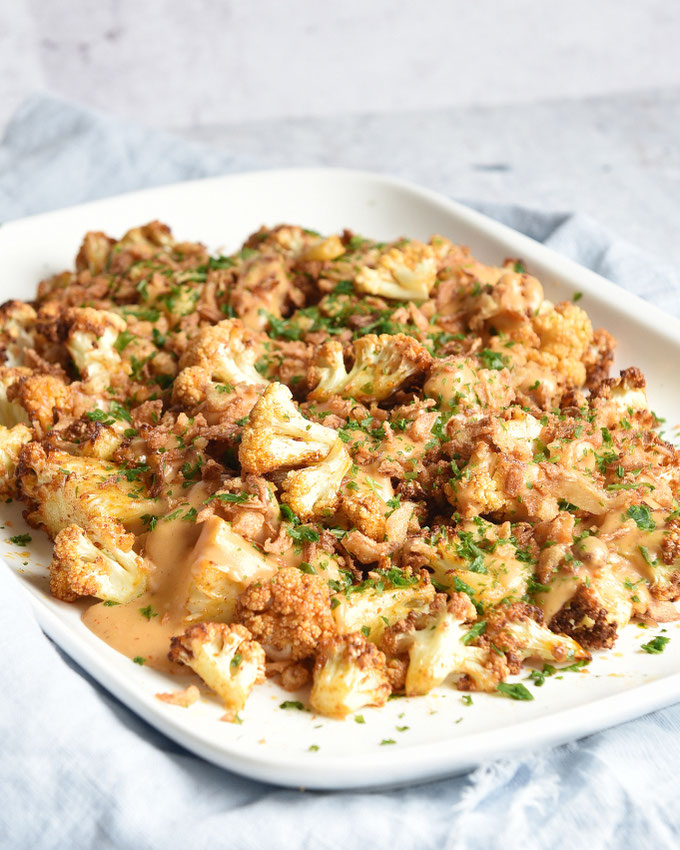 Saté Blumenkohl Röschen mit Erdnuss-Saté-Soße und Röstzwiebeln für den Crunch, Restaurant-Style, einfach und lecker, Airfryer und Thermomix, vegetarisch, vegan machbar