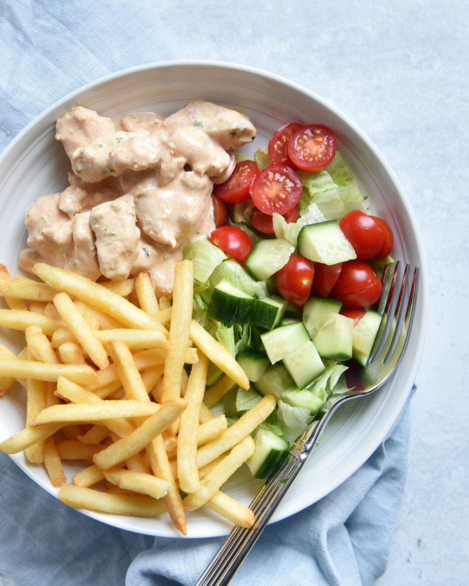 Hähnchen Salat Bowl mit Pommes frites und Burgersoße Airfryer