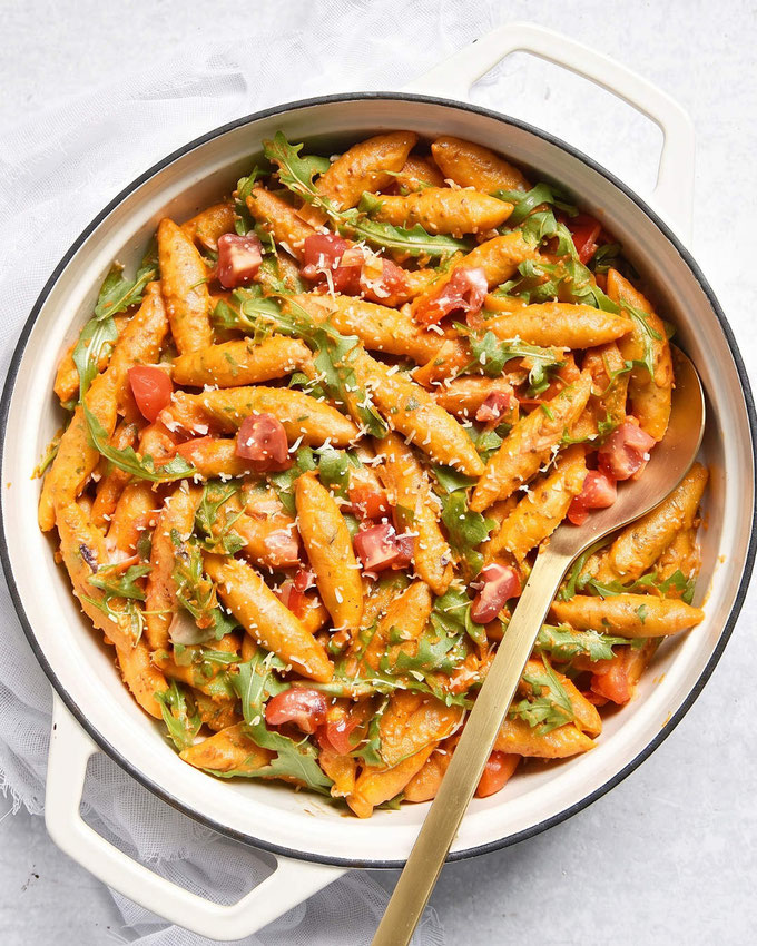 Gebratene Schupfnudeln in aromatischer Paprika Soße mit Tomaten & Rucola