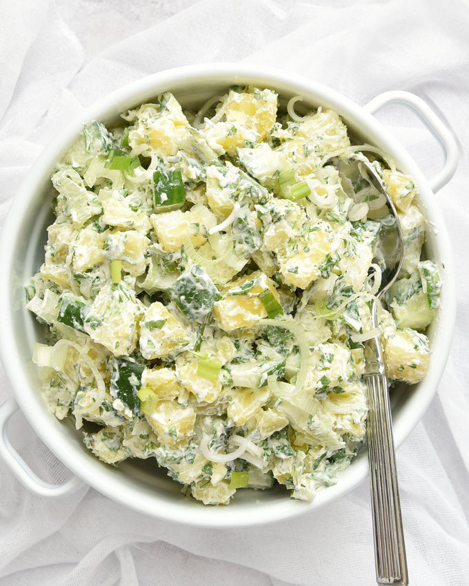 Grüner Kartoffelsalat mit Gurke, Frühlingszwiebeln und Rucola