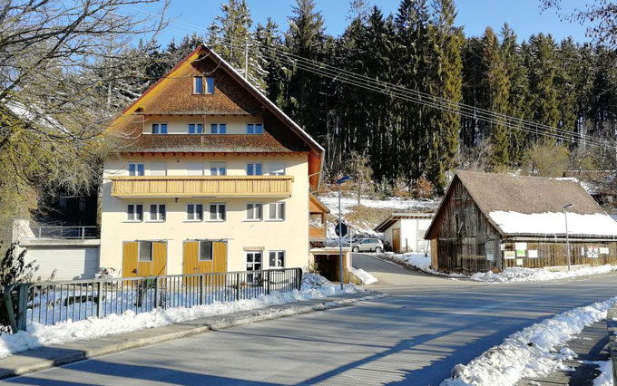 Winterlicher Blick auf die Götz Mühle in Königsfeld-Burgberg