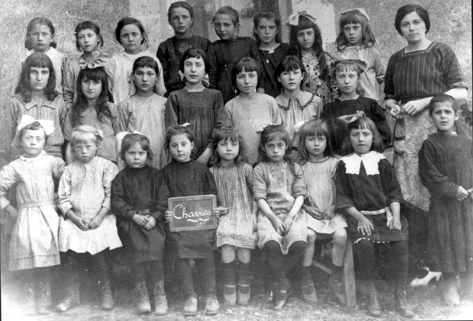 Charras 16 - Charras d'hier et d'aujourd'hui - photo de classe filles année 1921