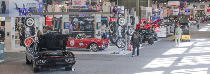 Des kisoques d'exposants du hall central du SEMA Show 2024