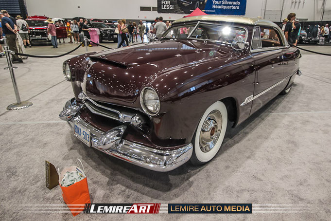 FORD CONVERTIBLE 1951 : UNE RARE BEAUTÉ BOURGOGNE ET DORÉE au Syracuse Ford Nationals 2024