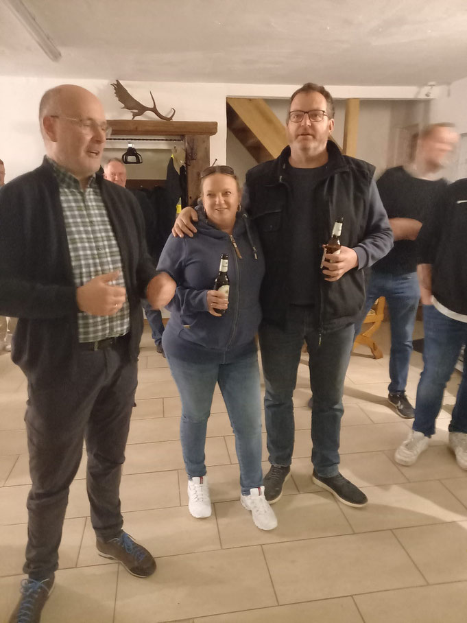 Stephan Brüning (links) begrüßt die Gastgeber Moni und Leo