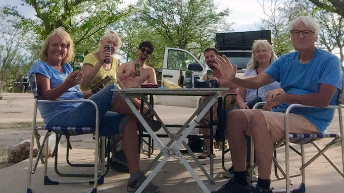 Halali Camp, jeder hat ein Bier!