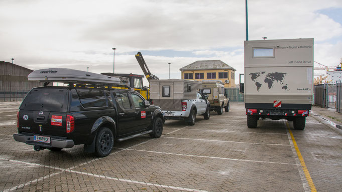 Autoübergabe im Hafen