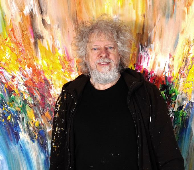 artist Peter Nottrott with his colorful painting Sweet Summer Symphony L 2