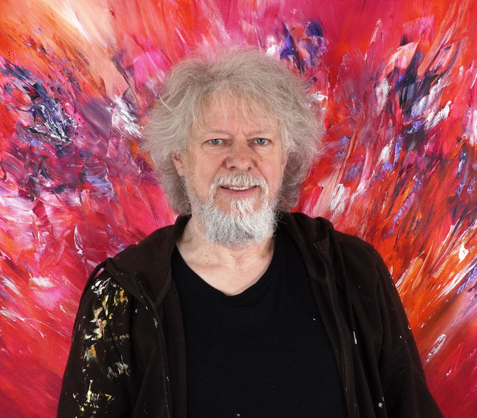 Artist Peter Nottrott with his abstrakt red artwork Magenta Elegance L 1