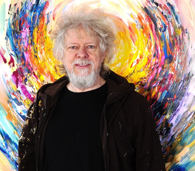 the artist Peter Nottrott with his abstract paitning in portrait format Peter with Desire Of Freedom L 1