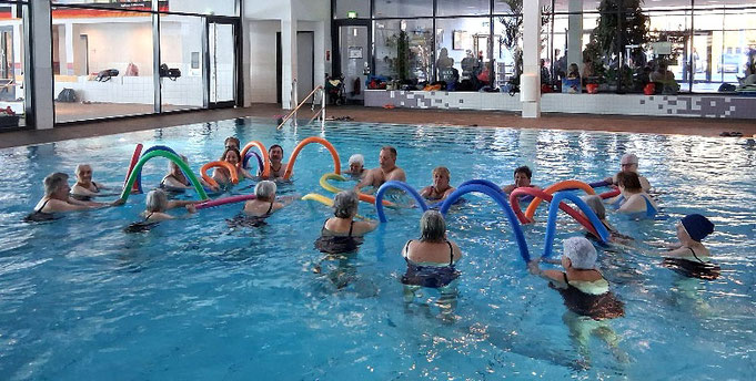 Wassergymnastik-Gruppe im Hallenbad