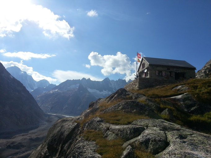 Lauteraarhütte mit fantastischem Blick auf das Finsteraarhorn.
