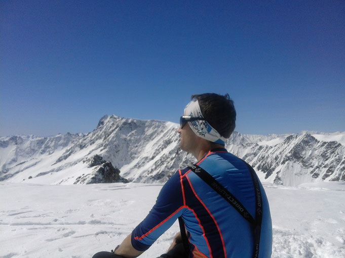 Simon auf dem Gipfel des Gwächtenhorns, im Hintergrund der Dammastock. 