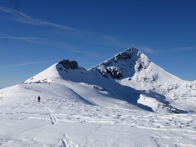 Auf dem Grat des Uri Rotstock. Im Hintergrund ist der Gipfel.